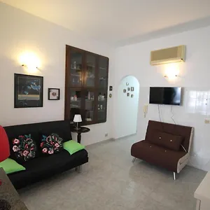 https://a-due-passi-dal-mare-giardini-naxos-98035-2.sicilyhotelsitaly.net